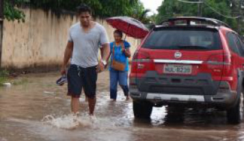 Chuva atrapalha votação em Boa Vista Eleitores enfrentam chuva para votar em Boa Vista, Roraima Graziele Bezerra/Agência Brasil