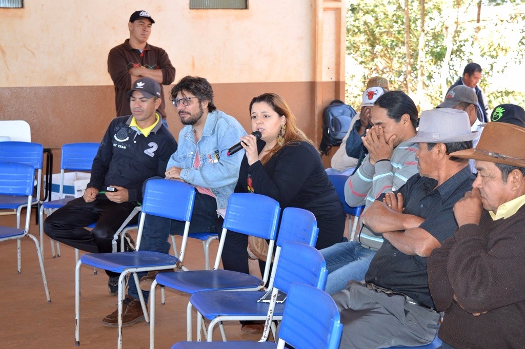 Ao centro, a psicóloga da Secretaria Especial de Saúde Indígena (Sesai) / Casa de Saúde Indígena (Casai), Paula Rodrigues,  (Foto: Moreira Produções / Amambai Notícias)