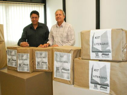 Governo implementa acervo regional em salas de leitura no Estado Calheiros entrega kit ao secretário de Educação de Corumbá