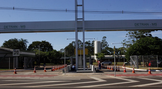 Falha no sistema é solucionada e atendimento no Detran está normalizado Falha no sistema é solucionada e atendimento no Detran está normalizado