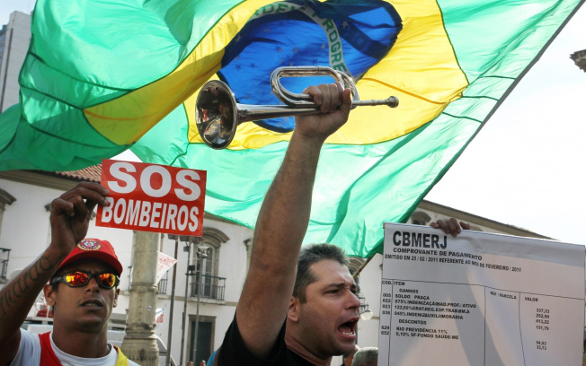 Bombeiros presos por causa de movimento grevista no Rio voltam ao trabalho Bombeiros presos por causa de movimento grevista no Rio voltam ao trabalho