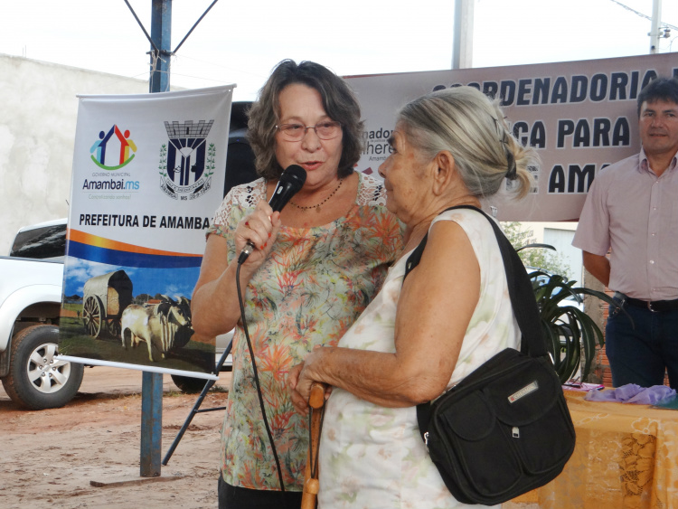 MMA e Prefeitura reinauguram sede da associação Mãos que Produzem Arte Adélia homenageou idosa que sempre acompanha o movimento / Foto: Moreira Produções