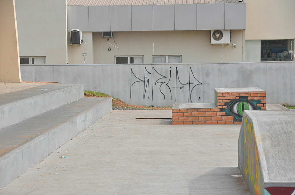 Pichações foram observadas na manhã da quarta-feira (02). Alguns escritos apresentam iniciais e até mesmo nome dos envolvidos no ato de vandalismo. 