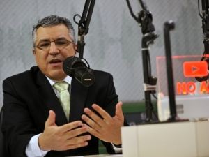 Aumento do imposto sobre cigarros vai reduzir número de fumantes, diz ministro