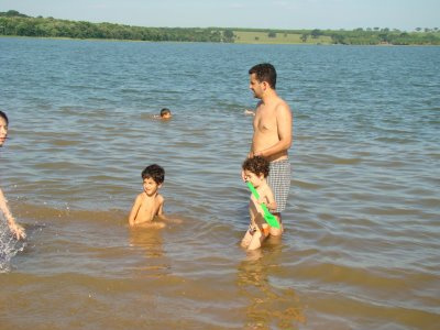 Crianças devem sempre estar perto de adultos responsáveis durante visitas a rios e piscinas. (imagem ilustrativa)