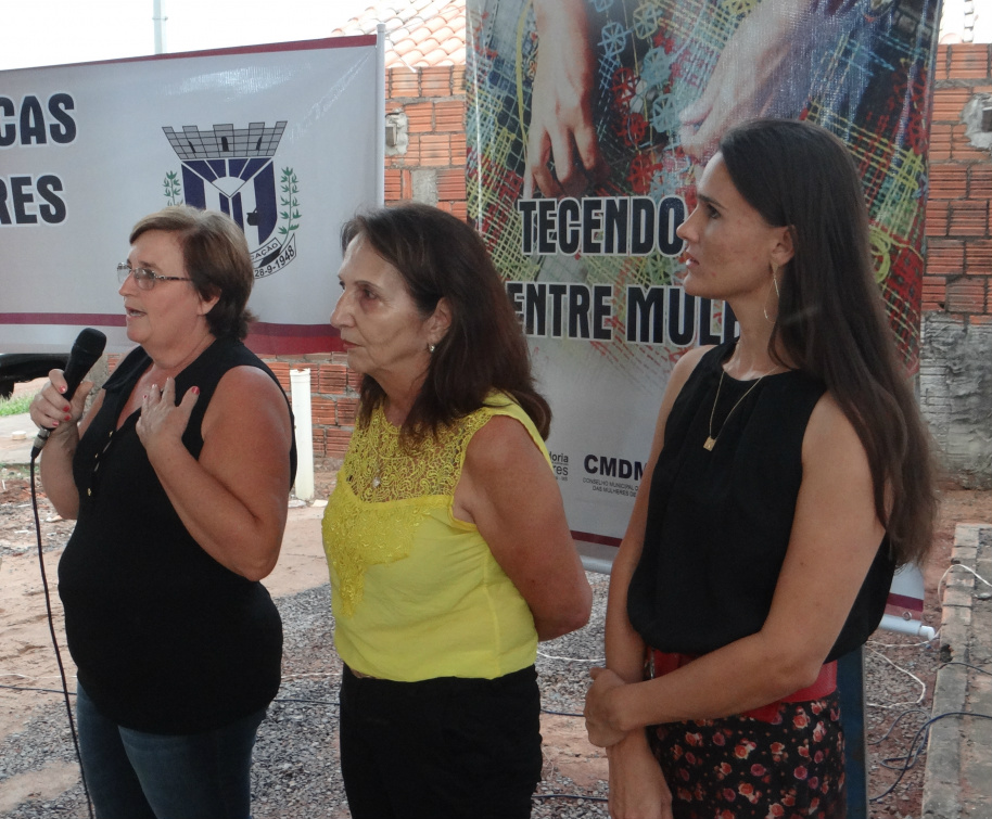 [E/D] Lili Kruger, presidente da associação, Zélia Borges, gestora da Coordenadoria da Mulher e Vera Lorensetti, secretária de Educação / Foto: Moreira Produções