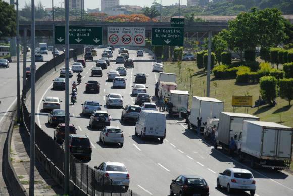 No caso de descumprimento das normas o veículo autuado só seguirá viagem após o horário de término da restrição / Tânia Rêgo/Agência Brasil