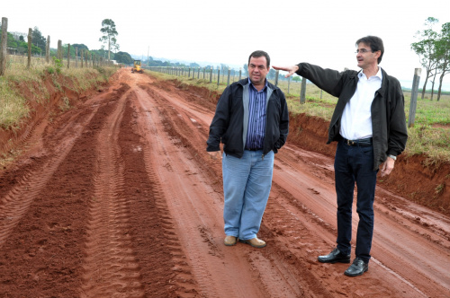 Estrada interligando a vila Santo Antônio à MS 289 é instalada em Amambai Prefeito Dirceu Lanzarini junto com o secretário de obras Dilmar Bervian acompanhando o início das obras na estrada.
