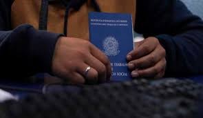 Um em cada quatro desempregados procura emprego há pelo menos 2 anos Um em cada quatro desempregados procura emprego há pelo menos 2 anos