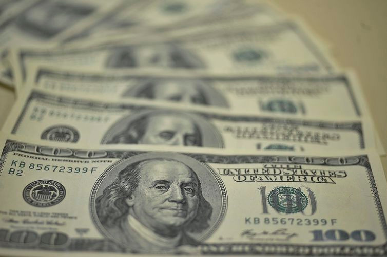 Dólar abre estável cotado a R$ 4,15 Dólar abre estável cotado a R$ 4,15