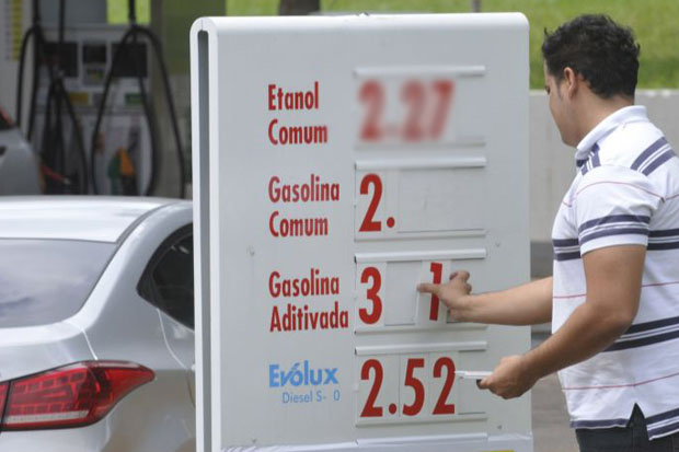 Copom mantém previsão de reajuste de gasolina e de recuo na tarifa de energia Copom mantém previsão de reajuste de gasolina e de recuo na tarifa de energia