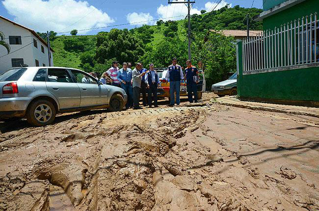 Dilma interrompe férias para acompanhar Minas