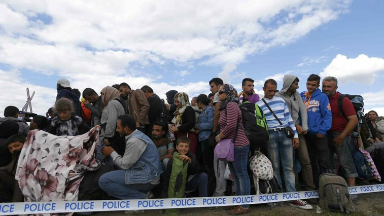 Entre 400 e 500 migrantes furam cordão policial e entram na Hungria Entre 400 e 500 migrantes furam cordão policial e entram na Hungria