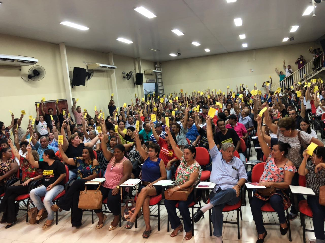 Em Assembleia nesta sexta-feira, cerca de 400 Trabalhadores/as Administrativos em Educação de MS deliberaram pela aprovação da proposta assinada pelo Governo do Estado / Foto: Fetems