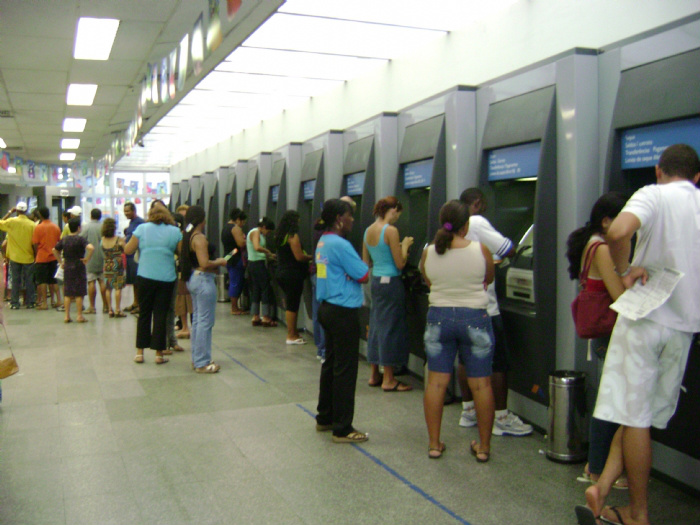 Bancos voltam a funcionar ao meio-dia desta quarta-feira (22) Bancos voltam a funcionar ao meio-dia desta quarta-feira (22)