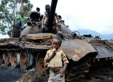 Guerra
sem fim? Crianças brincam em tanque destruído no Congo; violações aos direitos humanos agravam drama