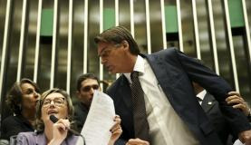 STJ confirma condenação de Bolsonaro por danos morais a Maria do Rosário Jair Bolsonaro foi condenado a pagar R$ 10 mil de indenização por danos morais a Maria do Rosário / Foto:Marcelo Camargo
