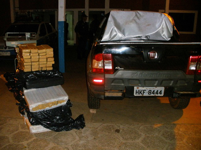 Veículo encontrado abandonado em Amambai tinha em seu interior 413 quilos de maconha escondida.