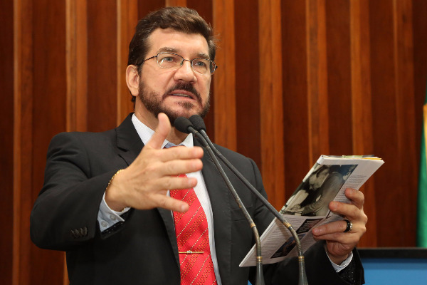 Pedro Kemp volta a criticar reforma trabalhista do Governo Michel Temer Deputado mostrou anúncio em revista para demonstrar precarização das relações trabalhistas / Foto: Victor Chileno