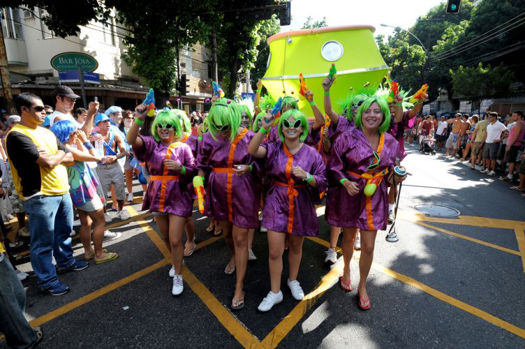 Fantasias criativas e adereços diferentes tomam conta do centro do Rio Fantasias criativas e adereços diferentes tomam conta do centro do Rio
