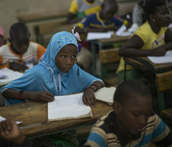 Secretário da ONU afirma que "alfabetização é mais necessária do que nunca" Escola no Mali. Foto: © ONU/Marco Dormino