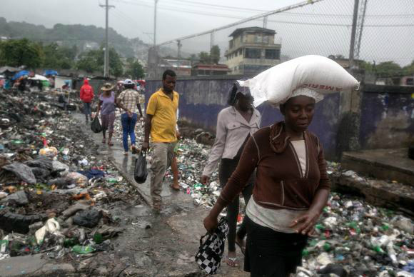 Furacão Matthew chega ao Haiti, deixa mortos e suspende temporariamente eleições Em Porto Príncipe, haitianos deixam suas casas, após a chegada do Furacão Matthew que provocou inundações e deslizamentos de terraBahare Khodabande/EPA/Agência Lusa/direitos reservados