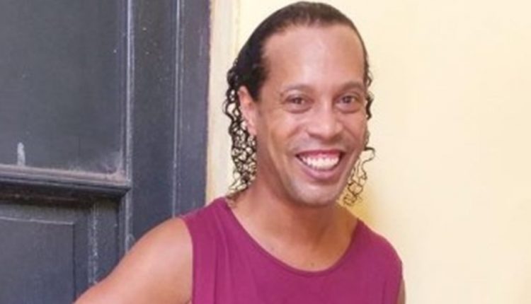 Ronaldinho e irmão deixam prisão e terão que pagar mais de R$ 1 milhão Ronaldinho em prisão no Paraguai (Reprodução)