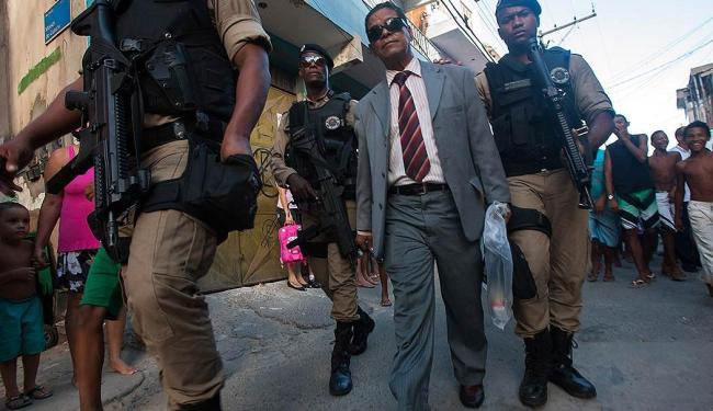 Pastor é preso por manter madrasta em cárcere privado