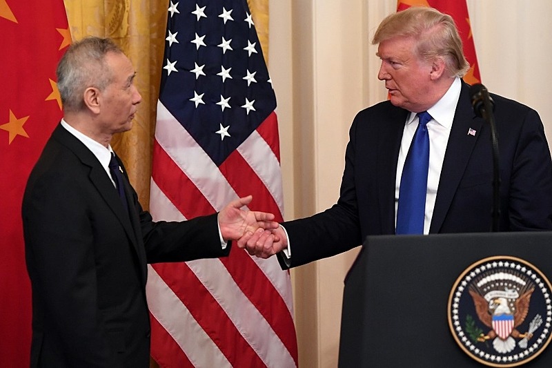 China e EUA: o que há por trás da maior disputa comercial do mundo? Aperto de mão fraco: acordo para frear embates entre China e Estados Unidos ainda não trouxe resultados. - Saul Loeb/ AFP