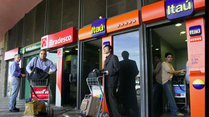 Queda da economia leva à redução de empréstimos dos bancos Queda da economia leva à redução de empréstimos dos bancos