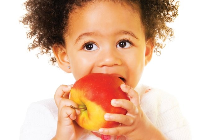 6 orientações para quando a criança não quer comer Atitudes da família ajudam a criança a construir hábitos alimentares saudáveis (Foto: AmeliaFox/iStock)