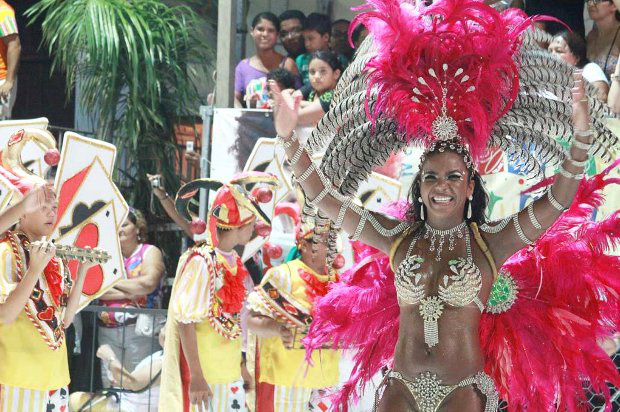 Escolas do grupo especial contagiam público no desfile em Corumbá, MS Rainha de bateria da escola de samba Império do Morro de Corumbá (Foto: Clóvis Neto/Prefeitura de Corumbá)