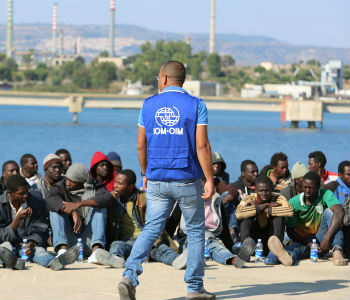 Total de refugiados mortos em alto mar passa de 2,7 mil Migrantes africanos resgatados chegam à Lampedusa. Foto: © Francesco Malavolta/IOM 2015