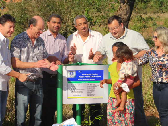 Prefeito e vice inauguram e visitam obras em Amambai Implantação de iluminação no acesso a aldeia Limão Verde foi a primeira obra inaugurada / Foto: Moreira Produções