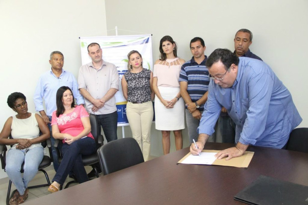 Dr. Bandeira assina termo dando posse a Rhaissa Espíndola Siviero Olmedo, nova coordenadora de Políticas Públicas para as Mulheres / Foto: Assessoria