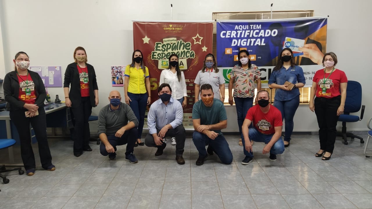 Campanha de final de ano da ACIA de Amambai foi lançada e está de cara nova Membros da diretoria da Acia e representantes das empresas patrocinadoras master's da campanha participaram do lançamento / Foto: Moreira Produções