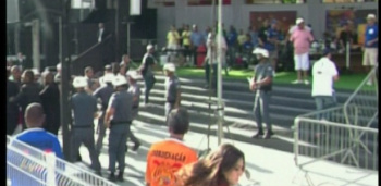 Confusão interrompe apuração das escolas de samba de São Paulo
