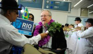 Centenas de turistas são recebidos com festa no Rio Os turistas estrangeiros que desembarcaram no terminal 2 do Aeroporto Internacional Galeão/Tom Jobim e foram recepcionados com festa e cartazes de boas vindas em vários idiomas - Tânia Regô/Agência Brasil