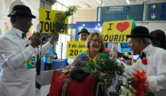 Centenas de turistas são recebidos com festa no Rio Turistas estrangeiros são recebidos com festa no Aeroporto Internacional Galeão/Tom Jobim Tânia Regô/Agência Brasil