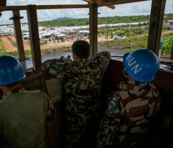 "Responsabilidade de proteger" deve ser mais do que palavras Boinas azuis da Missão da ONU no Sudão do Sul, Unmiss, em posto de vigilância com vista para o local de proteção de civis em Juba. Foto: ONU/JC McIlwaine
