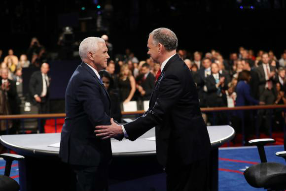 Republicano é considerado melhor em debate entre candidatos a vice nos EUA Os candidatos a vice-presidente dos Estados Unidos, o republicano Mike Pence (E) e o democrata Tim Kaine (D), se cumprimentam ao final do debate que ocorreu na Universidade de Longwood, em Farmville, na VirginiaJoe Raedle/Getty Images Pool/Agência Lusa