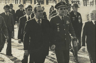 Doações de civis à ditadura começaram antes do golpe Egydio Martins em cerimônia do feriado estadual de 9 de julho de 1975, com o major-brigadeiro Roberto Augusto Carrão de Andrade