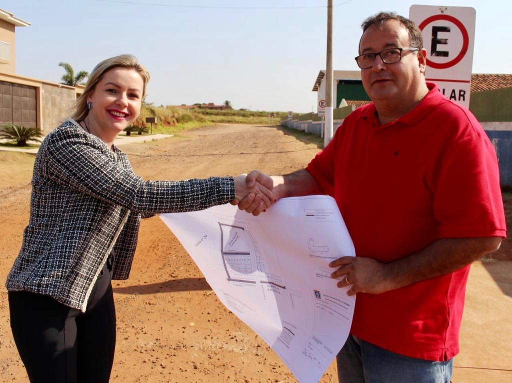 Parceria entre Prefeitura e Câmara de Amambai garante asfalto no entorno na escola Dom Aquino / Foto: Assessoria