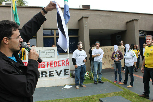 Técnicos em greve vão “lacrar” a UFGD Técnicos pressionam pela reabertura da pauta de reivindicações (Foto : Hédio Fazan/OPROGRESSO)