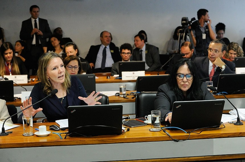 A senadora Vanessa defende projeto de Lindbergh Farias, na CAS, ao lado de Rose de Freitas / Foto: Geraldo Magela/Agência Senado