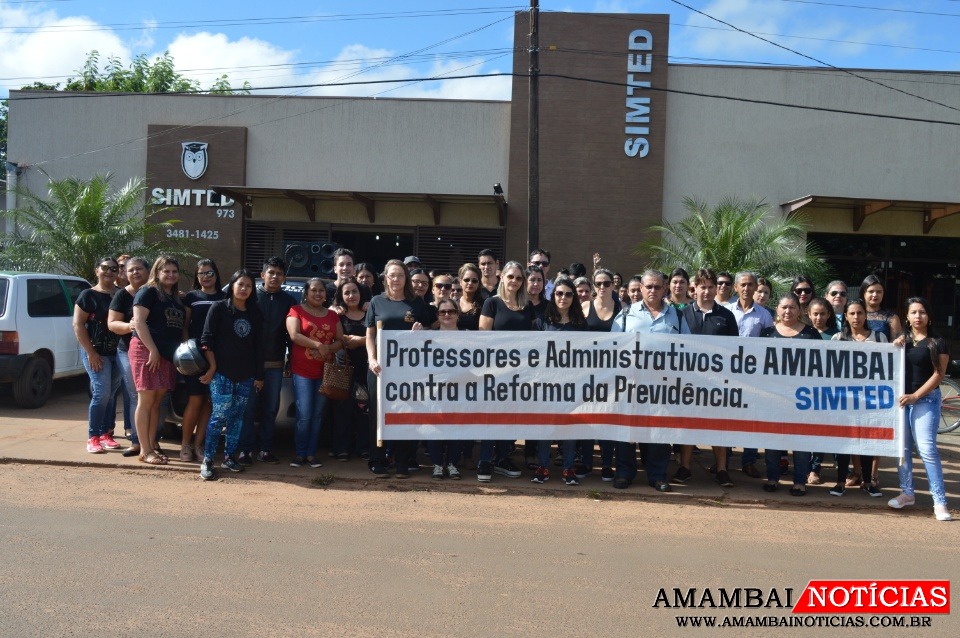 Profissionais de todas as escolas de Amambai, com exceção da escola estadual Dom Aquino Correa, aderiram ao movimento / Foto: Moreira Produções