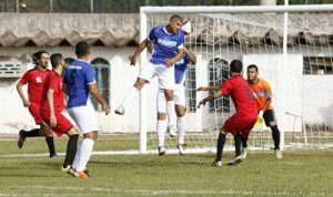 Maracaju, Antônio João e Douradina passam à próxima fase da Copa Assomasul Antônio João (azul) no confronto contra Ponta Porã. (Foto: Edson Ribeiro)