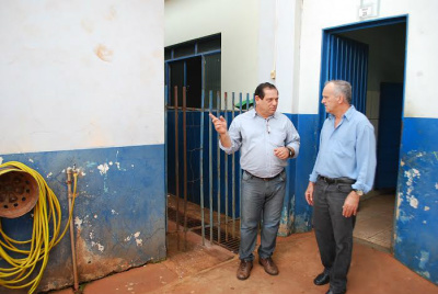 Roberto Dias foi recebido pelo diretor da escola, professor César Guidotti / Foto: Assessoria