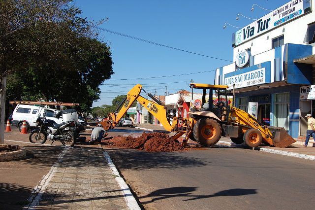 Foi necessária uma escavadeira para cavar o asfalto e chegar até o cano com vazamento. Foto: Moreira Produções.
