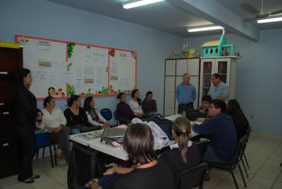 Vereador Roberto Dias, durante reunião com professores / Foto: Assessoria
